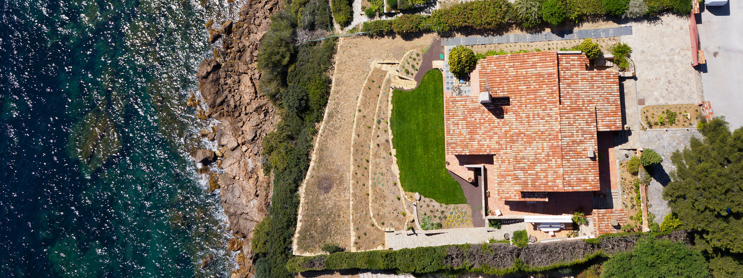 propriété pieds dans l'eau a vendre a carqueiranne , villa avec 4