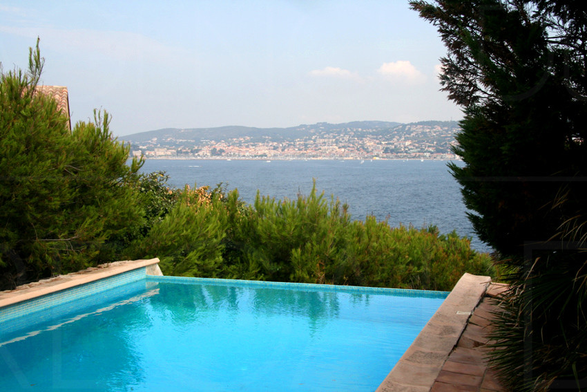 Var, Sanary, villa moderne, maison, pieds dans l\'eau, vue mer, piscine Var, Sanary, villa moderne, maison, pieds dans l\'eau, vue mer, piscine