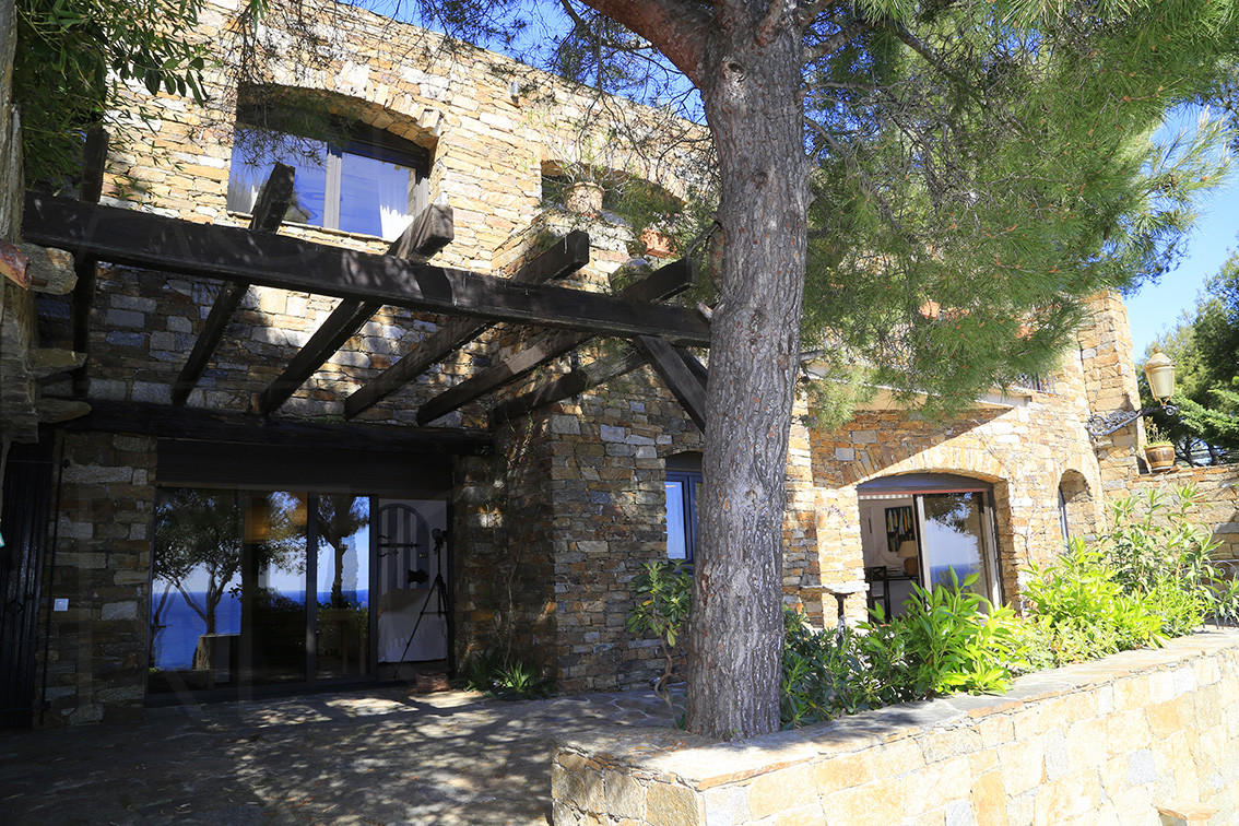 propriété vue mer / maison de pierre / cote d'azur / accès à la mer