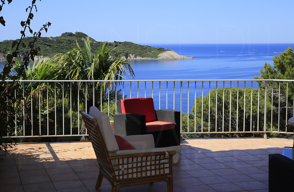 villa a à Giens , Propriété bord de mer avec vue mer panoramique