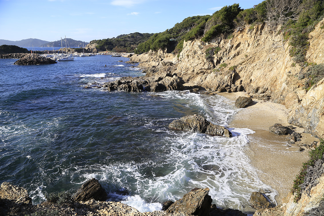 maison a vendre à Giens bord de mer , petite vue mer avec plage a pieds