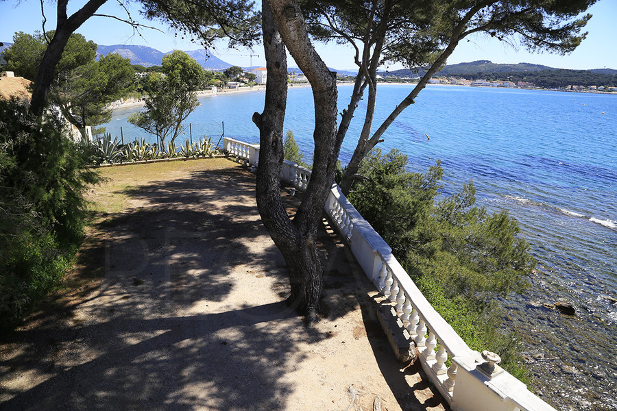 Pieds dans l'eau  La Seyne sur mer - CETTE PROPRIETE A ETE VENDUE PAR L'AGENCE DU REGARD