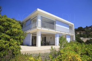 Villa d'architecte contemporaine les pieds dans l'eau au Lavandou