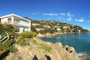 Villa pieds dans l'eau au Lavandou