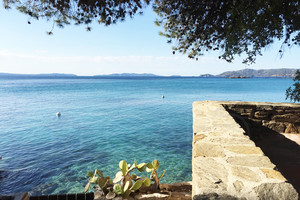 Proprit pieds dans l'eau le Lavandou