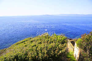 Villa pieds dans l'eau a vendre sur lle du Levant