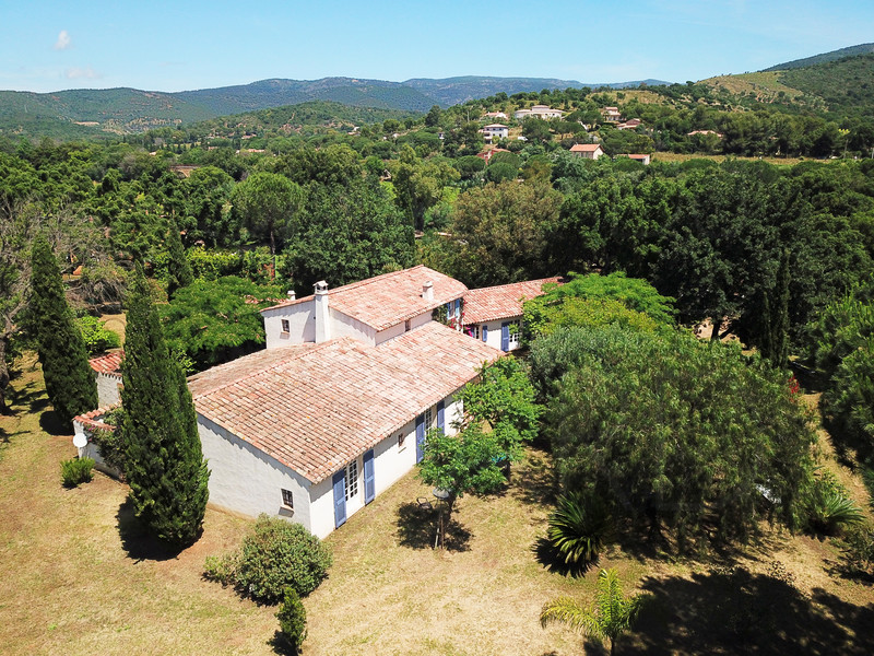 A Bormes les Mimosas , Proprit d'1 Hectare Proche de la mer... CETTE PROPRIT EST PASSE SOUS COMPROMIS DE VENTE PAR L'AGENCE DU REGARD