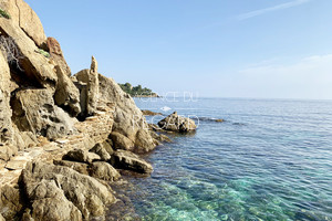 proprit pieds dans l'eau au Lavandou 