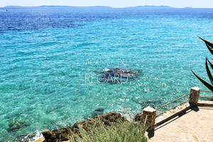 proprit pieds dans l'eau a vendre au Lavandou 