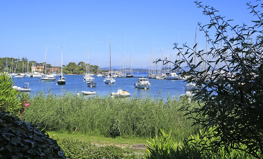 Appartement pieds dans l'eau  Porquerolles - CET APPARTEMENT A ETE VENDU PAR L'AGENCE DU REGARD -