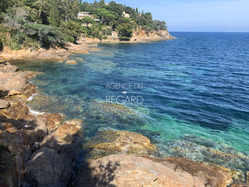 Les pieds dans l'eau face aux les...CETTE PROPRIETE A ETE VENDUE PAR L'AGENCE DU REGARD