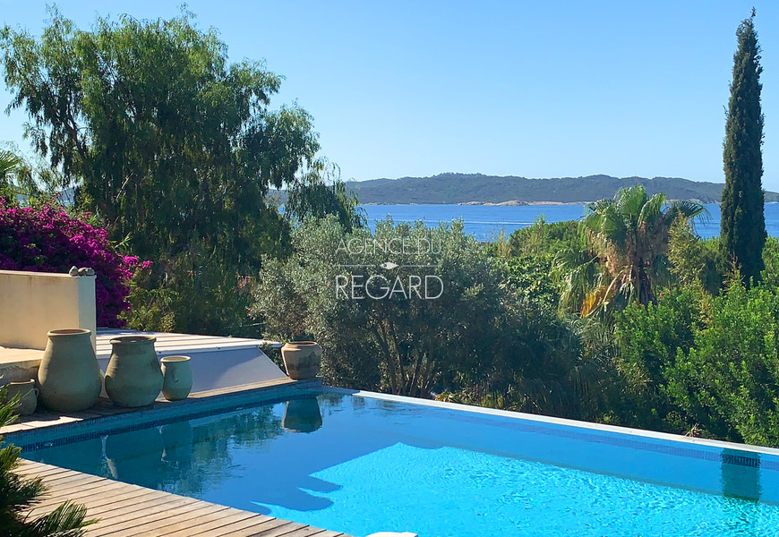 Au sud, face  Porquerolles avec vue mer CETTE VILLA A ETE VENDUE -