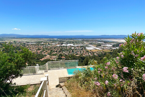 Proprit vue mer panoramique  Hyres