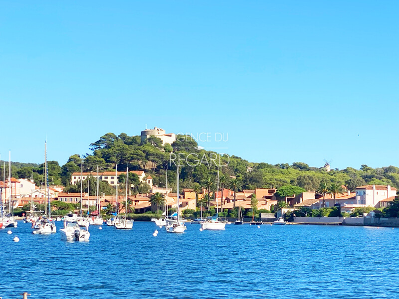 Au centre du village de Porquerolles, plages et commerces  proximit...CET APPARTEMENT A ETE VENDU PAR L'AGENCE DU REGARD