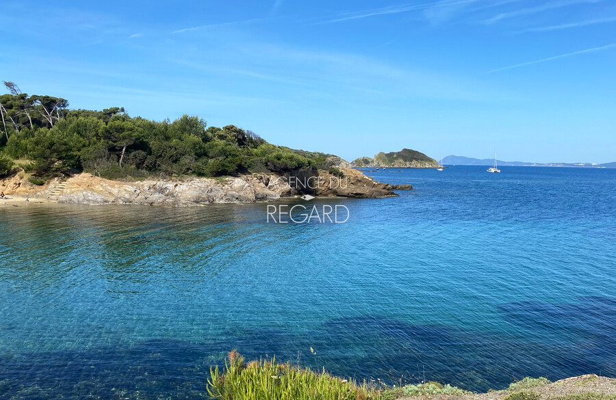 Propri�t� vue mer � Giens, � 2 mn seulement minutes � pied de la plage... Cette propri�t� est pass�e sous offre d'achat par l'Agence du Regard