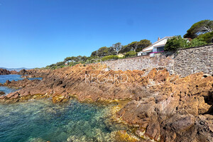 Proprit pieds dans l'eau  Saint-Raphael