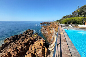 Proprit pieds dans l'eau  Saint-Raphael