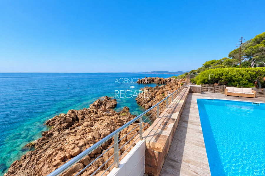 Propri�t� pieds dans l'eau dans le domaine priv� de Santa Lucia � Saint-Rapha�l