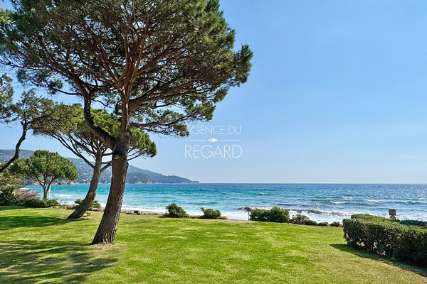 Appartement en 1er rang sur la plage...