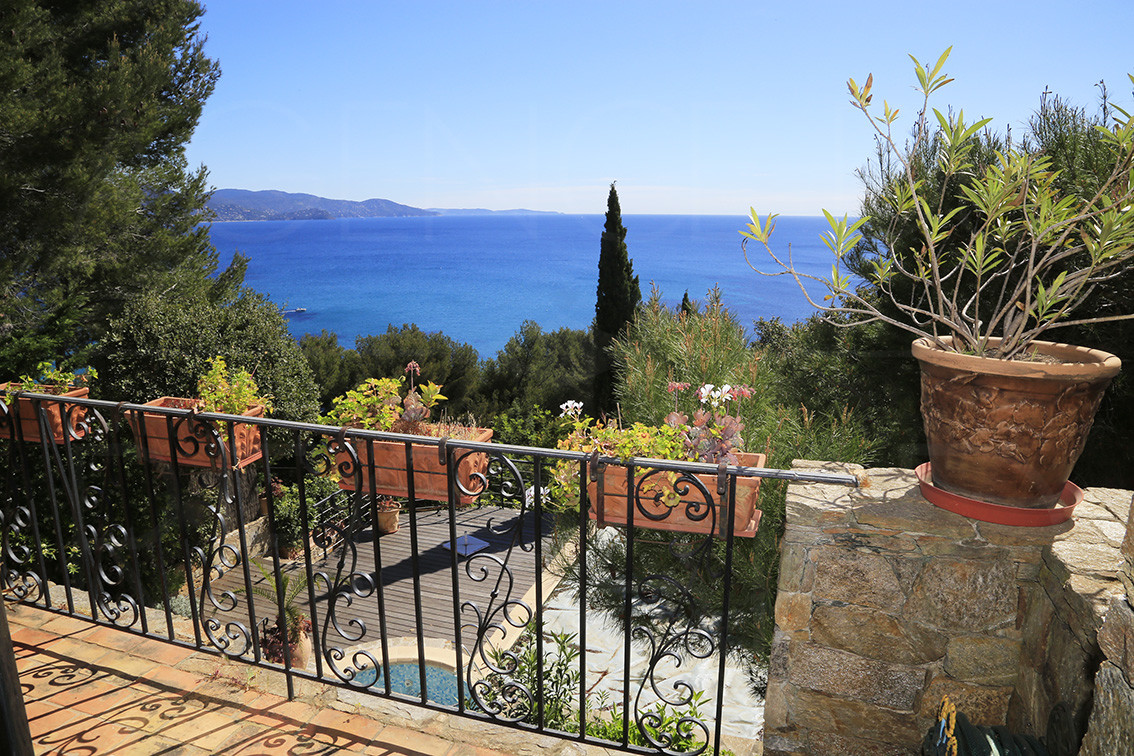 Propriété vue mer / maison de pierre / cote d'azur / accès à la mer