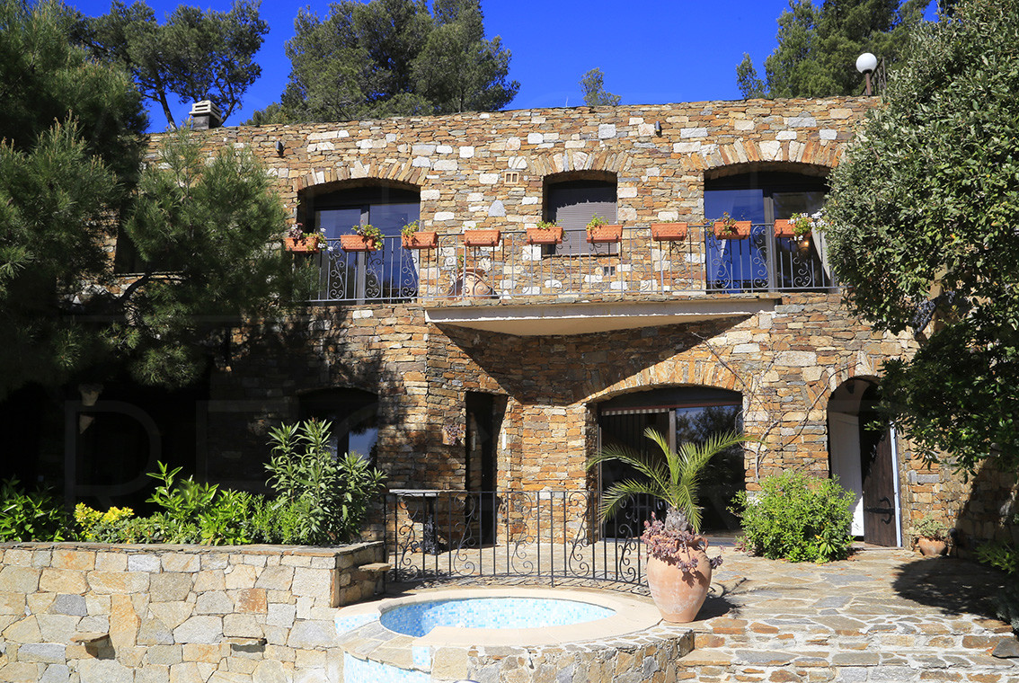 propriété vue mer / maison de pierre / cote d'azur / accès à la mer
