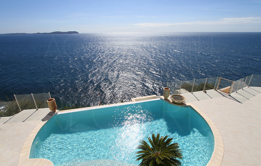 Proprit pieds dans l'eau  Carqueiranne - CETTE VILLA A T VENDUE PAR L'AGENCE DU REGARD