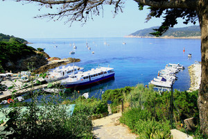 Proprit pieds dans l'eau sur l'ile du Levant vendue par l'agence du Regard