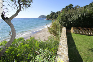 proprit pieds dans l'eau au Rayol Canadel 