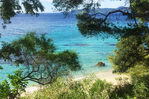 proprit pieds dans l'eau a vendre au Lavandou 