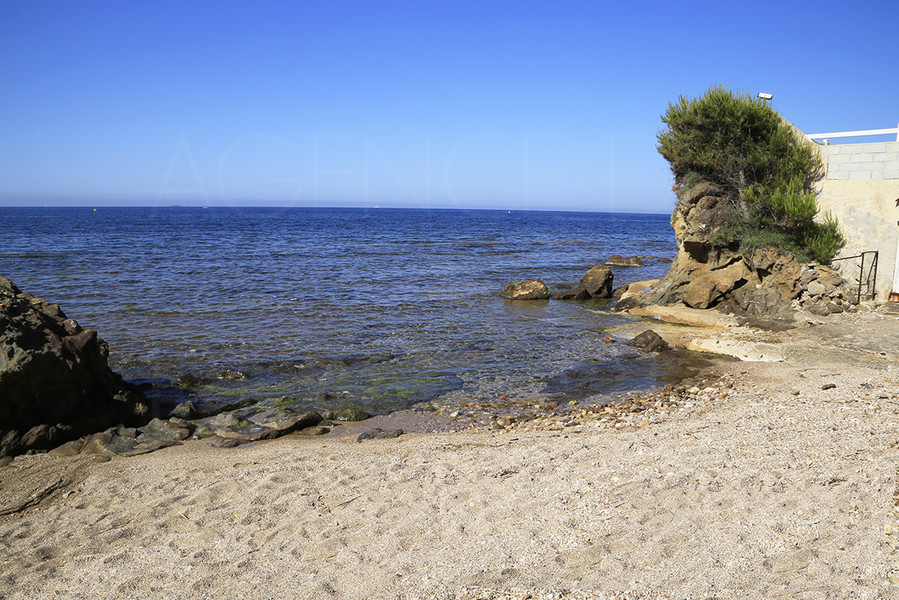 Carqueiranne , bord de mer ... - CETTE VILLA A ETE VENDUE PAR L'AGENCE DU REGARD -